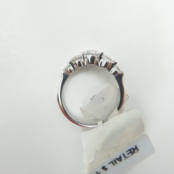 925 Silver Classic Graduated Rounds Ring - Picture 4 of 7